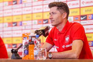 Robert Lewandowski nie wytrzymał podczas rozdawania autografów. Zobaczył jednego z kibiców i musiał to powiedzieć głośno