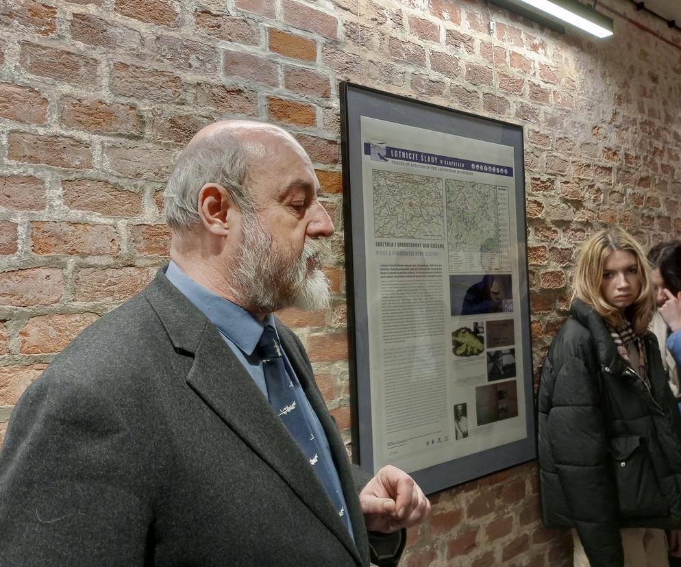 Dr Wielgus podczas wernisażu wystawy Lotnicze ślady w Karpatach