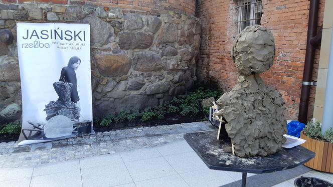 W Tarnowie powstała rzeźba znanego pianisty. Mamy zdjęcia!
