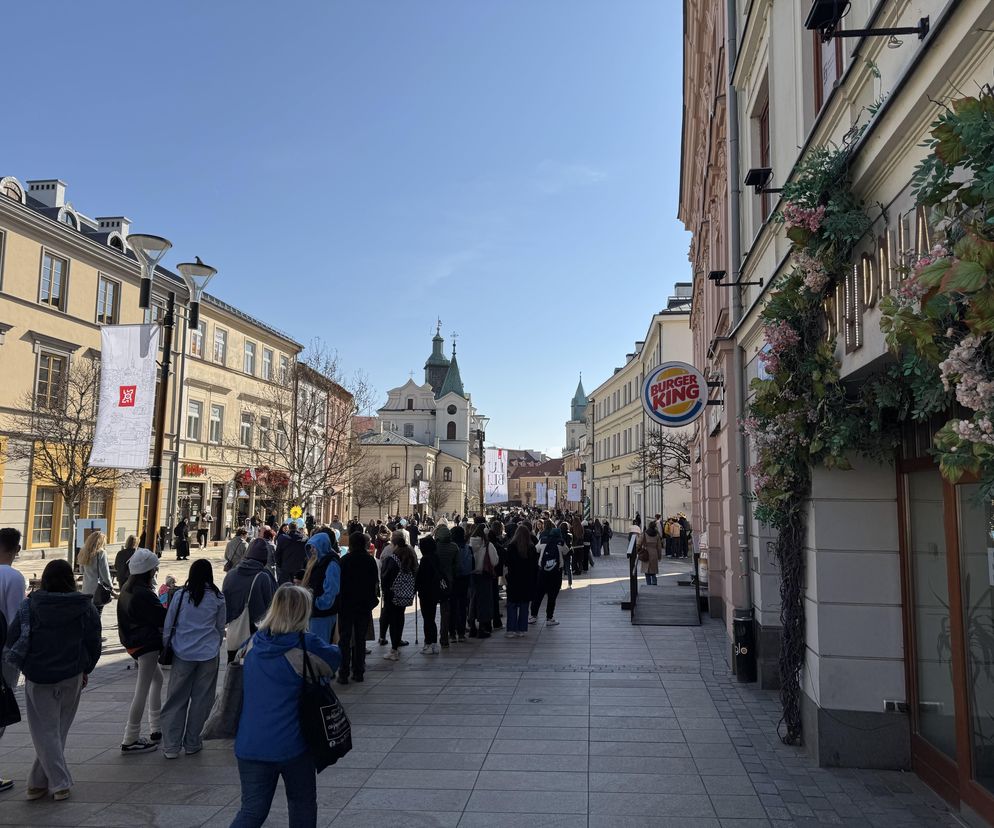 Kolejka jak za komuny? Tłumy na otwarciu Starbucksa. Za darmo kubek