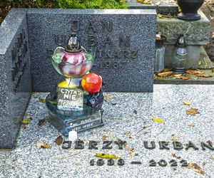 Grób Jerzego Urbana w Zaduszki. Niewiarygodne, co mu położyli na płycie!
