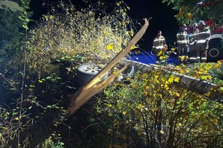 Auto wbiło się w przydrożne drzewo. Strażacy wycinali szybę piłą szablastą 