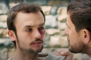 Porywacz Ragip znów zasadza się na Melis i Zeynep.