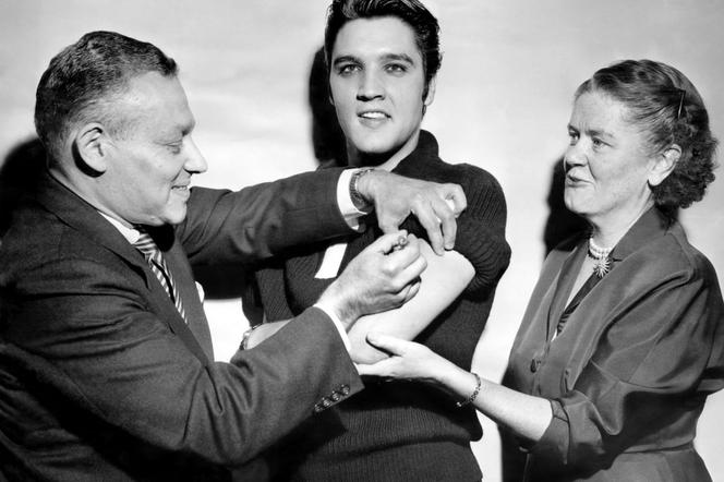 Elvis Presley szczepiący się publicznie przeciwko polio w 1956r.