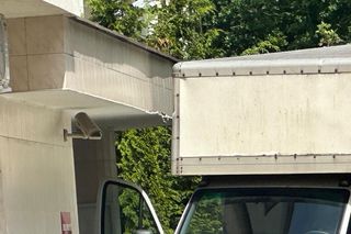 Auto wjechało w budynek sądu w Warszawie. Kierowca z impetem wyłamał szlaban i wjechał na zamknięty teren