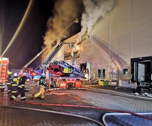 Pożar zakładów Tarczyński pod Wrocławiem. Zdjęcia straży pożarnej