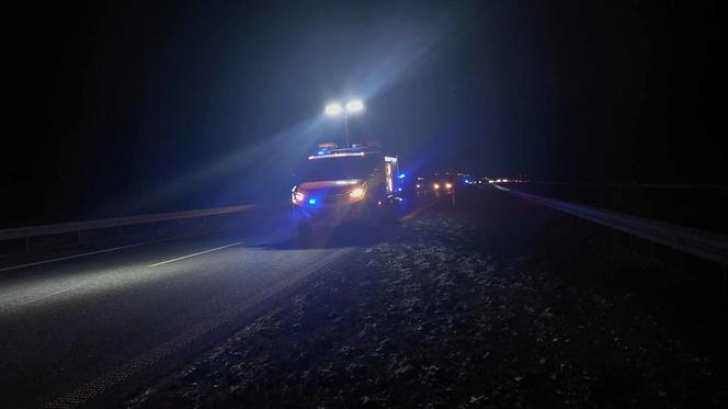Zderzenie dwóch aut na S5 koło Rawicza. Samochody mocno zniszczone 