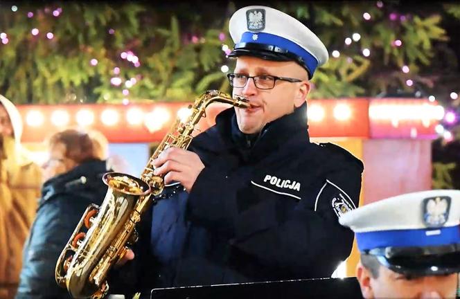 Policjanci zagrali na jarmarku bożonarodzeniowym w Katowicach