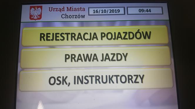 Wygodne sofy, miękkie pufy i kolorowe mebelki - w takich warunkach zarejestrujesz auto w Chorzowie