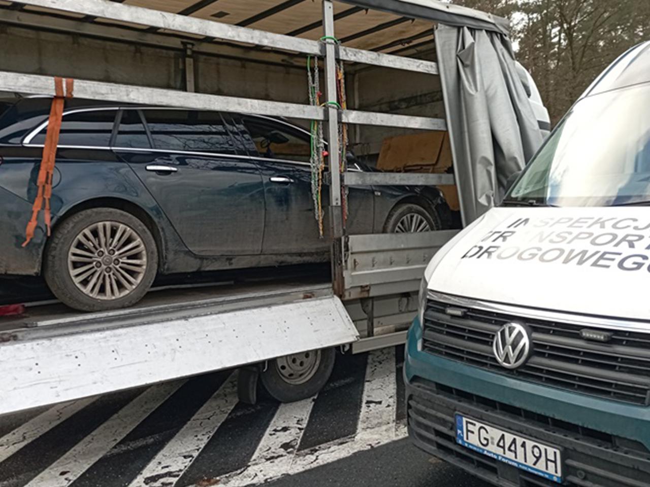 Kierowca dostawczaka przesadził! Przewoził kombi bez zabezpieczeń