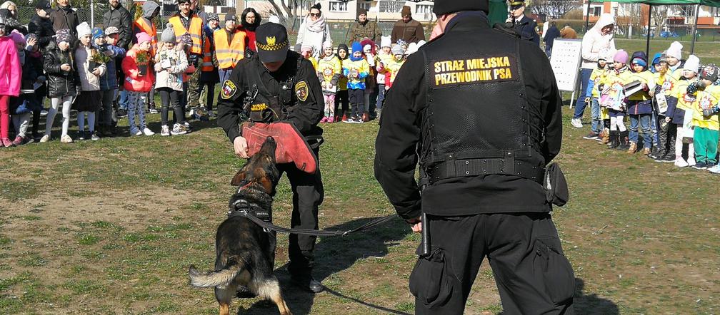 Akcja Pachnąca Wiosna zawitała na Szwederowo i przypomniała o obowiązku sprzątania po swoich pupilach! [ZDJĘCIA]