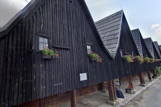 Ta wieś jest ozdobą Dolnego Śląska. Są tu słynne drewniane domy tkaczy 