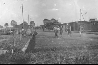  Internowani na promenadzie obozu w Łomży, 1918 r.