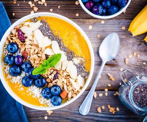 Złota owsianka to śniadaniowy hit na odchudzanie. Sekret tkwi w 2 składnikach