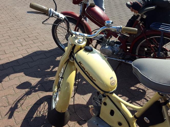 Fani starych polskich motorowerów z Bzyk Raider ze Swarzędza zrobili sobie postój w Lesznie