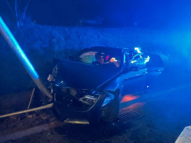 Pijany kierowca BMW w nocy staranował latarnię przy Armii Krajowej w Starachowicach