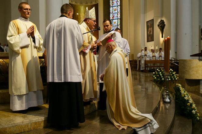 Arcybiskup Adrian Galbas przywdział w Katowicach paliusz