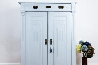 Ceny farb do mebli 2026. Czym pomalować meble i jaki to koszt?