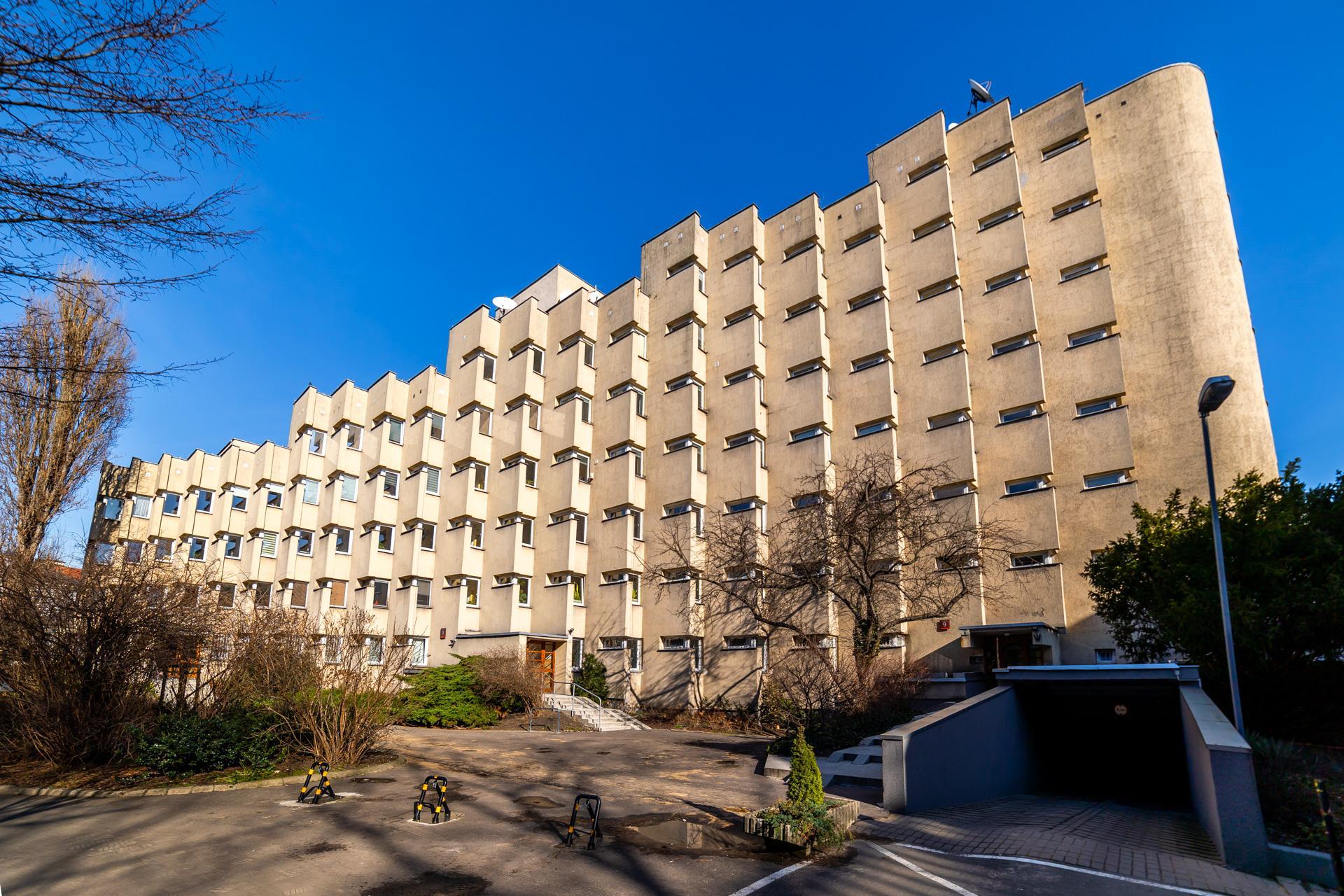 Blok PRL na ul. Koziej 9 - zobacz budynek, który z zmienia się wraz z punktem widzenia