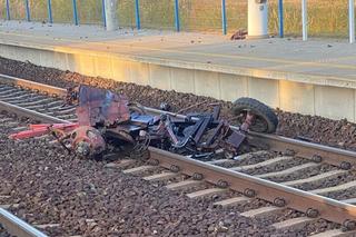 Jacków. Wypadek na przejeździe kolejowym. Pociąg rozerwał ciągnik
