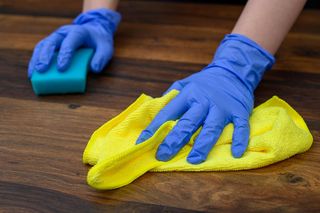 Masz porysowane panele? Ten kuchenny trik sprawi, że uszkodzenia znikną błyskawicznie