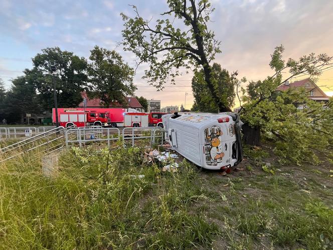 Wypadek na DTŚ. Samochód dostawczy wypadł z drogi. Jedna osoba poszkodowana