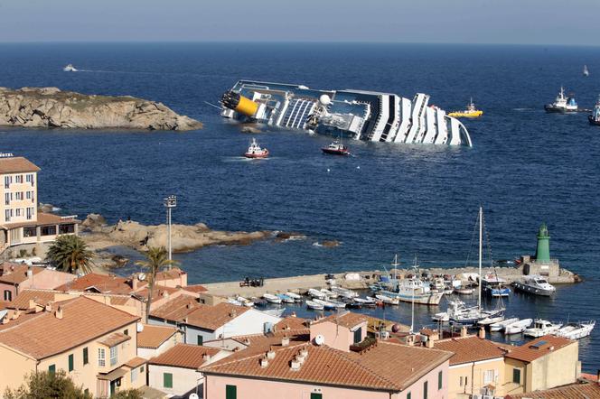 Costa Concordia podniesiona! Operacja wyciągania wraku gigantycznego wycieczkowca rozpoczęta