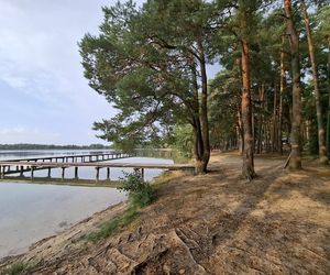 Spokojne wrześniowe popołudnie nad Jeziorem Bialskim w Białce