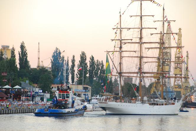 Niebieskie holowniki wprowadzą jachty do Szczecina