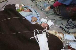 Dramat w Syrii! Nalot bombowy na szpital dziecięcy. Personel ratuje wcześniaki [WIDEO]