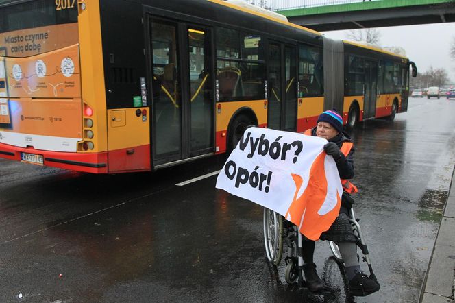 Ostatnie Pokolenie zablokowało Wisłostradę. Furia kierowców. Matka chorego dziecka błagała o przejazd