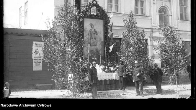 Boże Ciało w przedwojennej Polsce. Zobacz, jak kiedyś obchodzono Boże Ciało [ARCHIWALNE ZDJĘCIA]