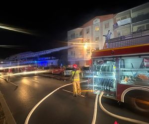 Toruń. Pożar bloku przy ul. Lubickiej. Dwie osoby wyskoczyły z okna [ZDJĘCIA]