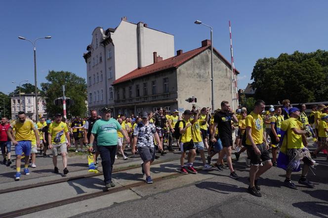 Przemarsz kibiców Stali Gorzów przed meczem z Falubazem Zielona Góra