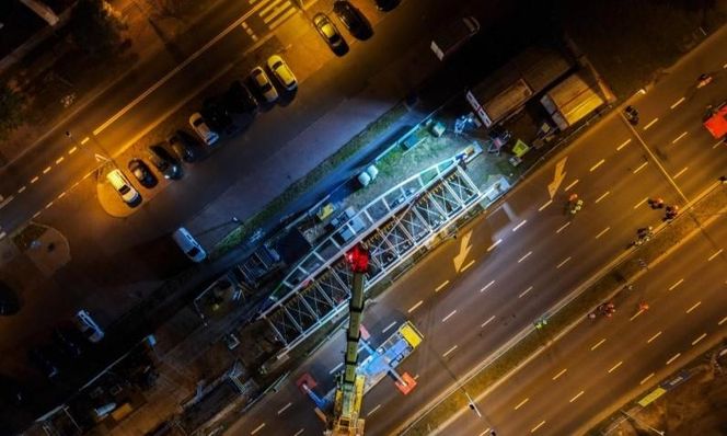 Montaż kładki dla pieszych nad ulicą Struga w Szczecinie