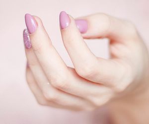 Szukasz idealnego manicure’u na lato? Te kolory pięknie podkreślą wakacyjną opaleniznę