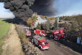 Ponad 200 strażaków walczy z pożarem składowiska opon 
