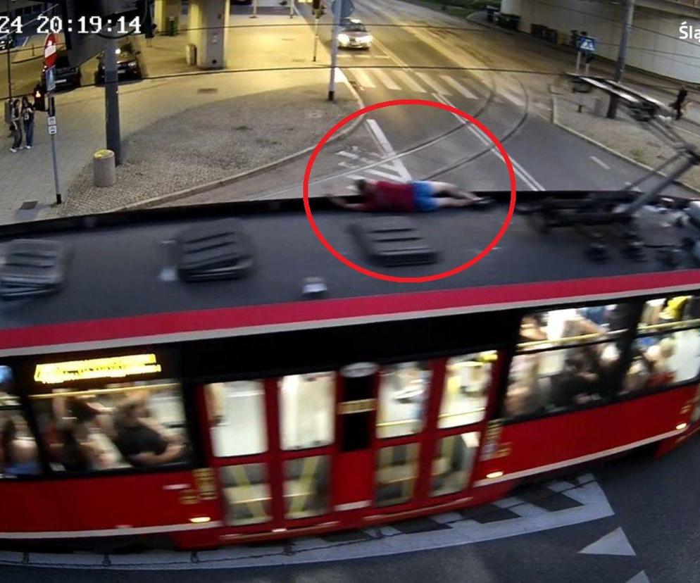 Leżał na dachu jadącego tramwaju. 34-latek ukarany wysokim mandatem. Skrajnie nieodpowiedzialne zachowanie