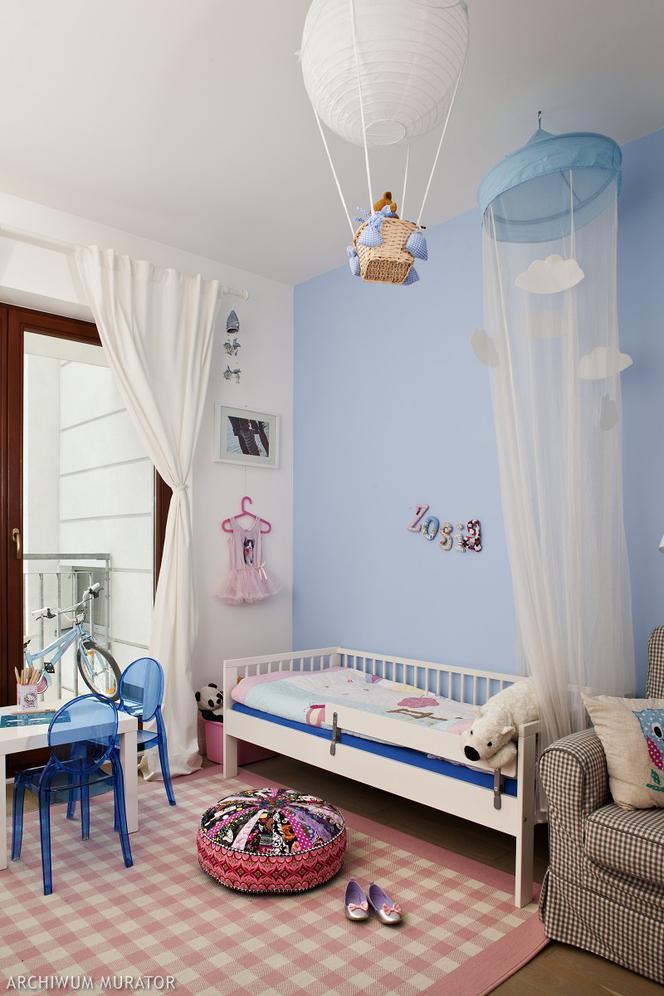 Błękitne ściany w pokoju małej dziewczynki