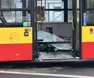 Czołowe zderzenie autokaru i autobusu miejskiego. Kabiny zmiażdżone, kierowcy w szpitalu