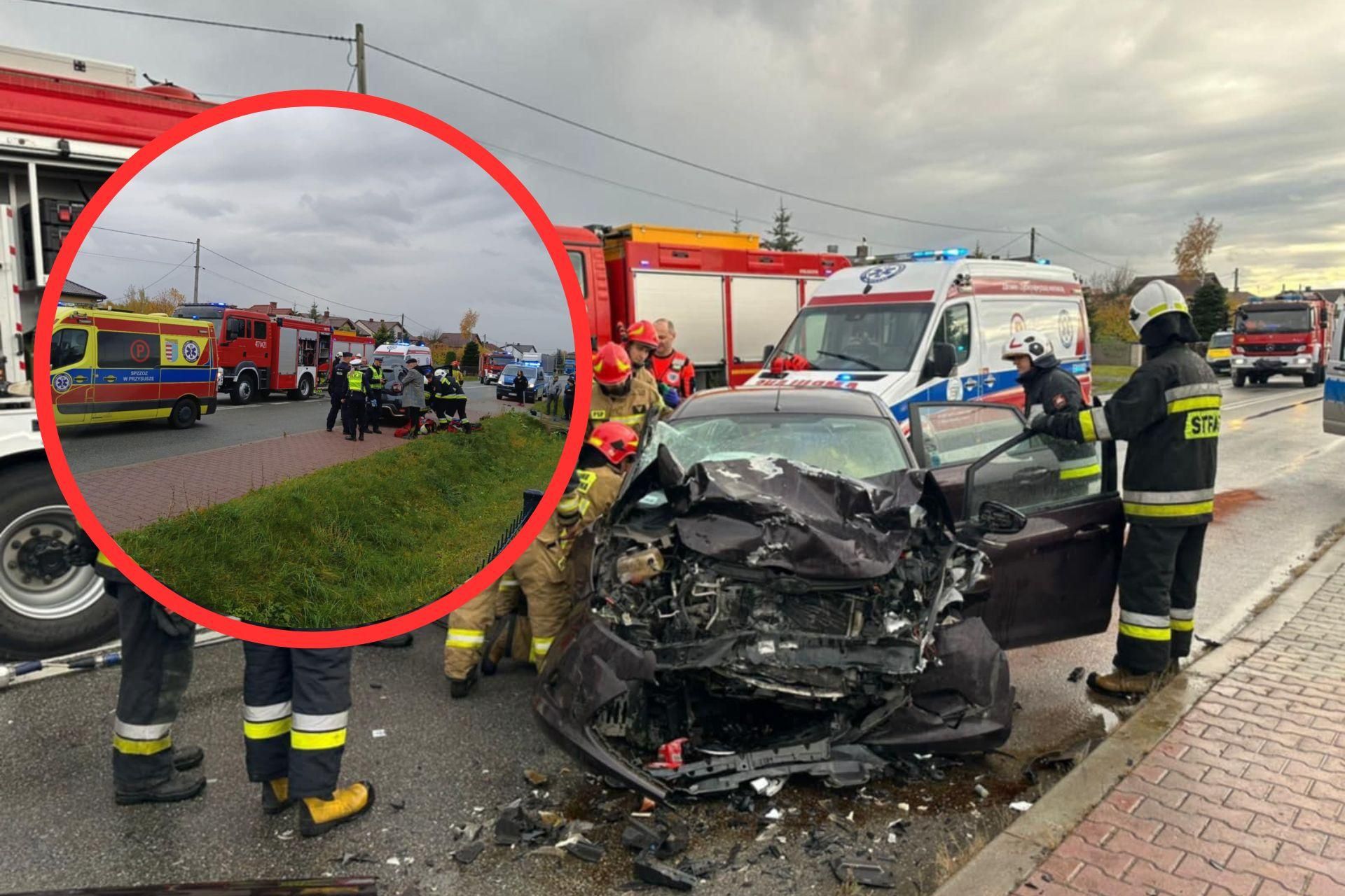 Groźny wypadek na drodze krajowej. Siła uderzenia zmiażdżyła auto ...