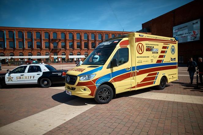 Stig z "Top Gear" podjechał pod łódzką Manufakturę... karetką. To pierwszy taki ambulans w Polsce!
