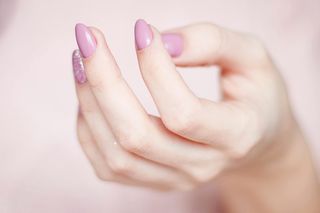 Szukasz idealnego manicure’u na lato? Te kolory pięknie podkreślą wakacyjną opaleniznę