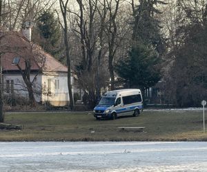 Skrajna nieodpowiedzialność. Spacerują po płytkim lodzie z dziećmi i psami. Dramat na Pradze-Południe w Warszawie