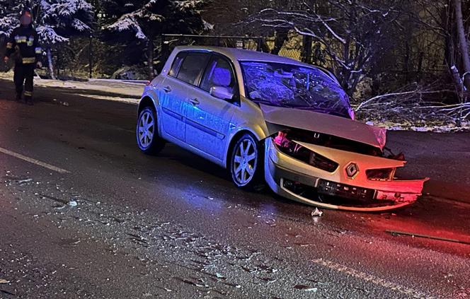 Warszawa. Czołowe zderzenie osobówek w Rembertowie. Jedna osoba trafiła do szpitala 