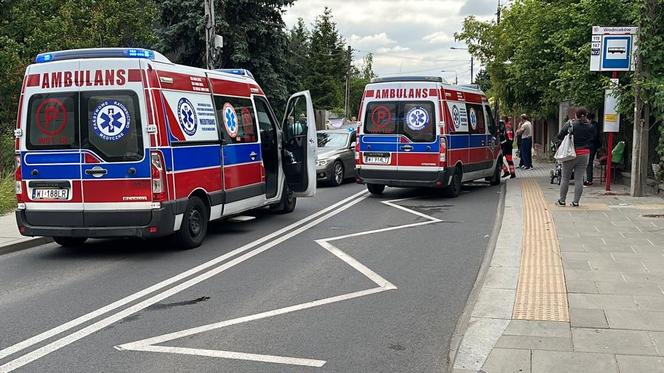 Rozjechał autem ludzi na przystanku! Pilna akcja w Wawrze, są ranni!