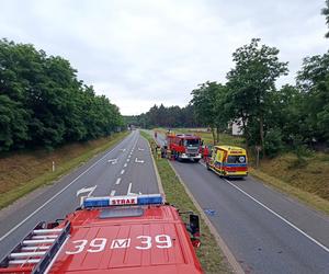 Pijany i naćpany 21-latek aresztowany. Uderzył w sygnalizator pod Sochaczewem, a 15-latkę zabrał śmigłowiec [ZDJĘCIA]