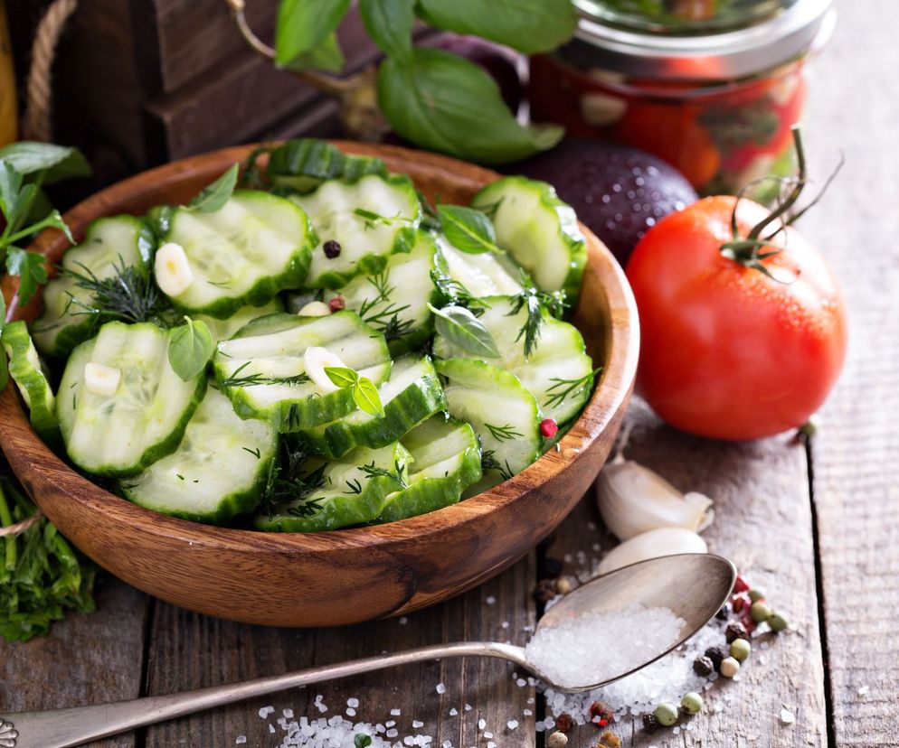 Ogórki z czosnkiem - na zimę, do słoików. Sposób na przerośnięte ogórki!