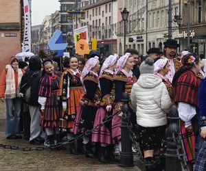 Polonez dla Fredry 2025 we Wrocławiu. Maturzyści zatańczyli na Rynku [ZDJĘCIA]