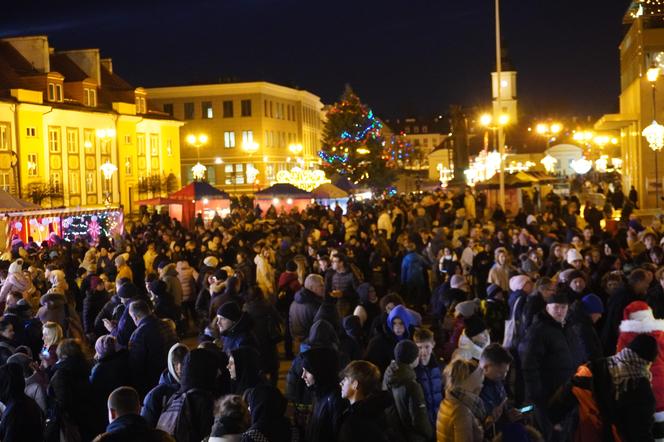 Ciężarówka Coca-cola w Białymstoku! Świąteczna atrakcja przyciągnęła tłumy mieszkańców na Rynek Kościuszki